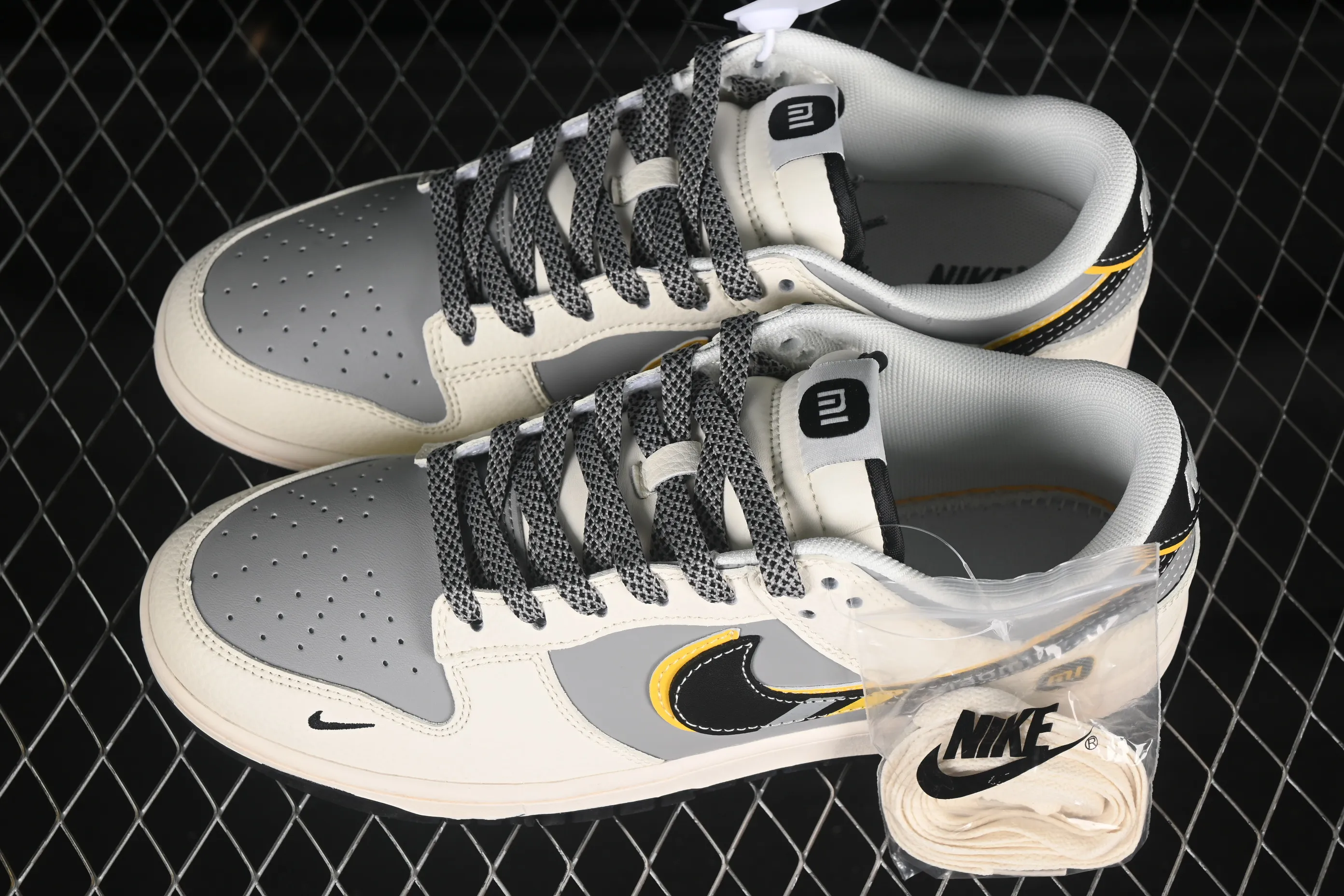 All categories Nk SB Dunk Series Nk SB Dunk Low High-end customized low-top sneakers Nike SB Dunk Low Xiaomi co-branded Su7 Ultru Anniversary high-end customized low-top casual sneakers XX3168-166